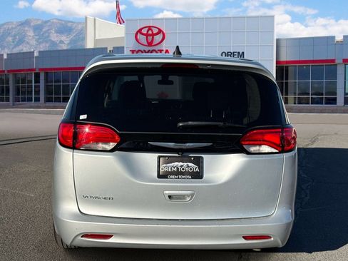 Used 2022 Chrysler Voyager LX image 4