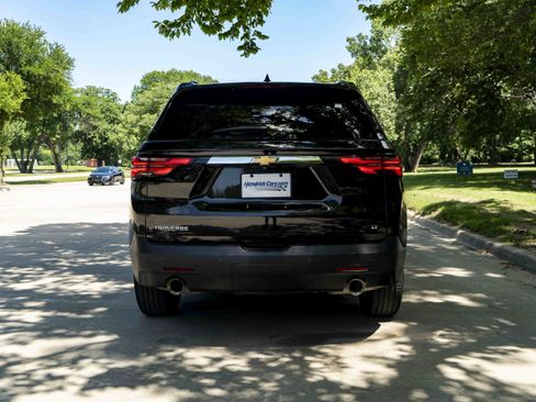 Used 2023 Chevrolet Traverse LT FWD image 7