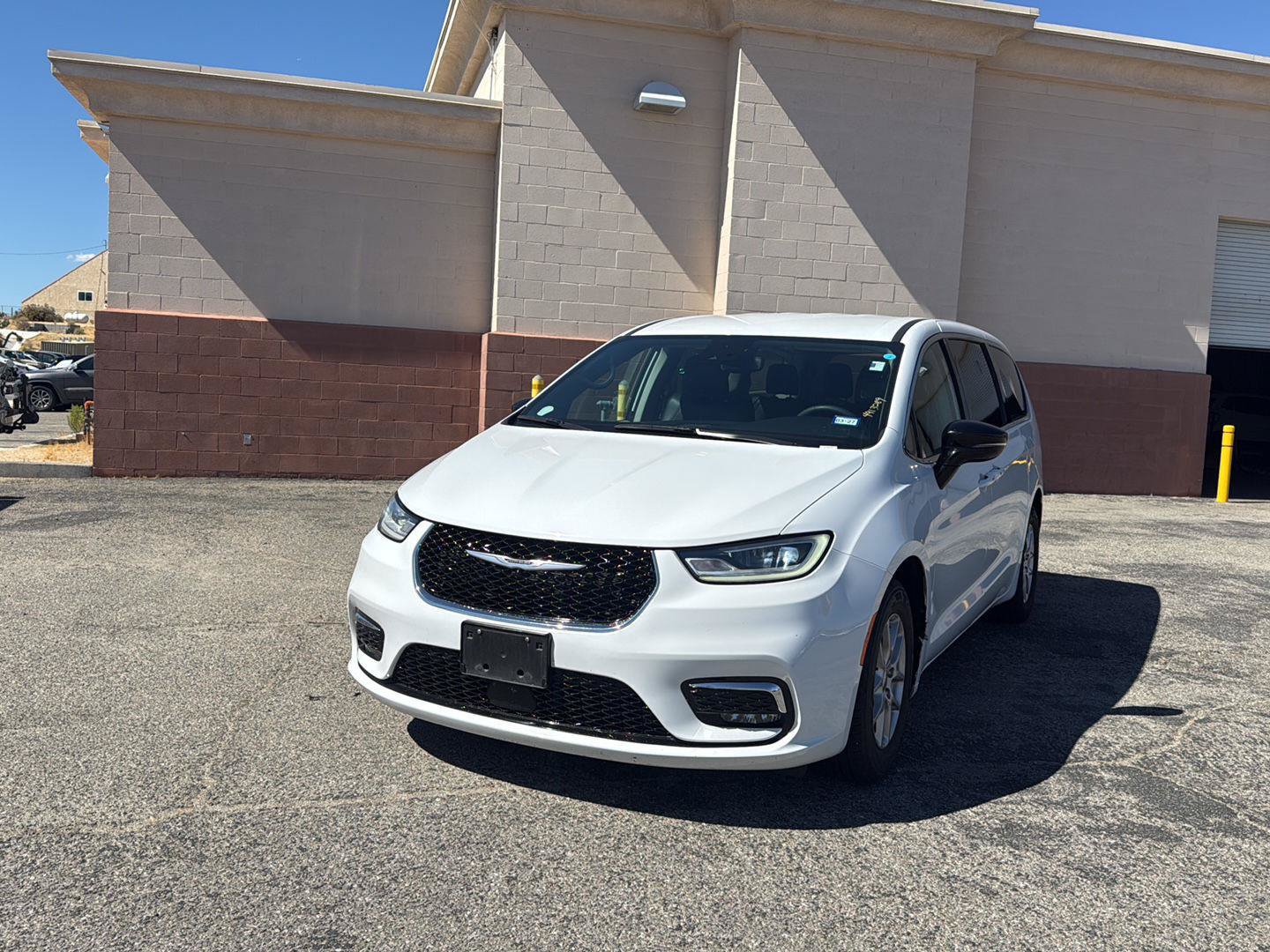 Used 2024 Chrysler Pacifica Touring-L FWD image 2