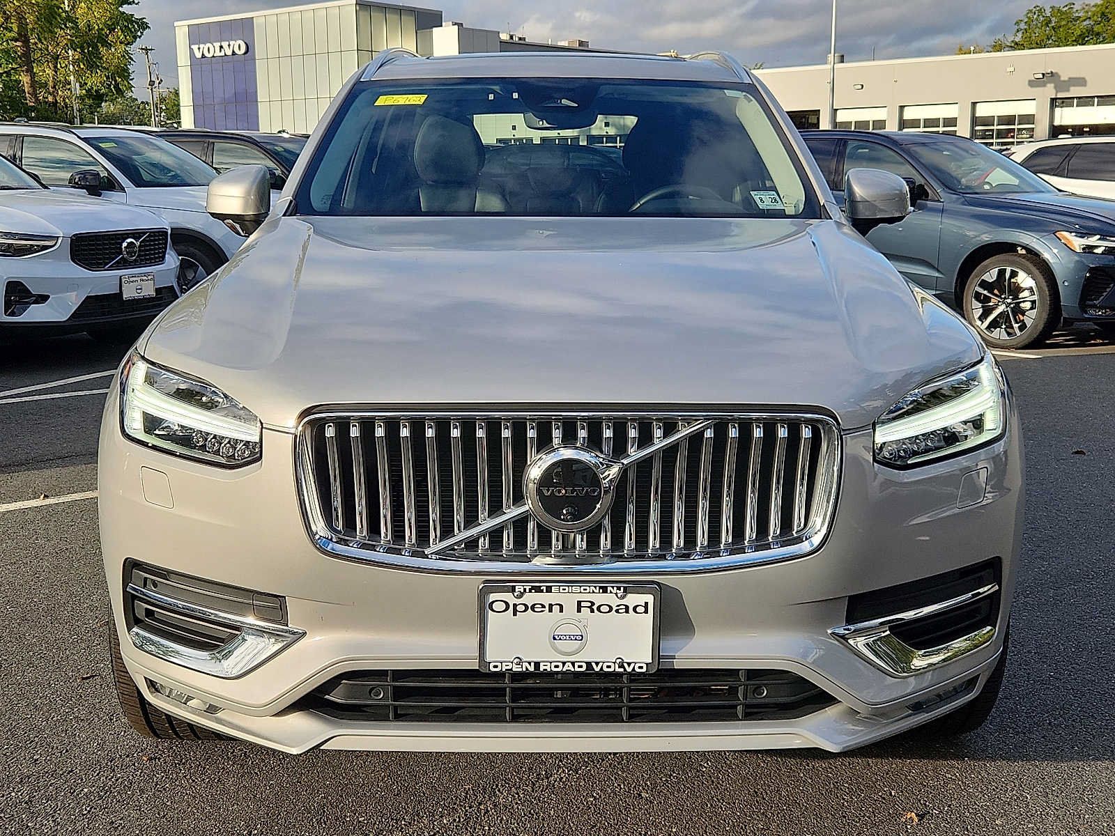 Certified 2023 Volvo XC90 B6 Plus AWD/4WD image 2