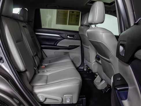 Used 2016 Toyota Highlander XLE AWD/4WD image 45
