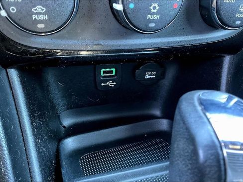 Used 2011 Chrysler 200 Limited image 14