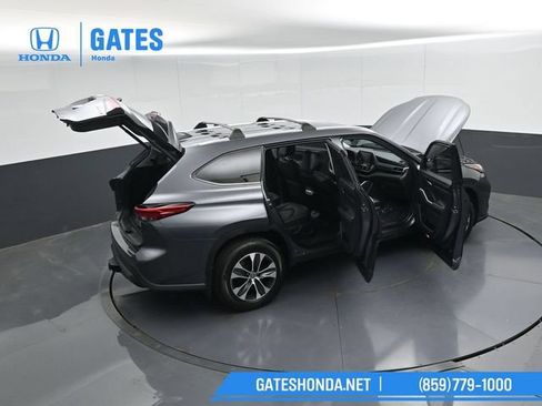 Used 2020 Toyota Highlander XLE AWD/4WD image 55