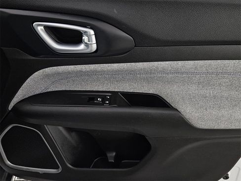 Used 2022 Jeep Compass Latitude image 29