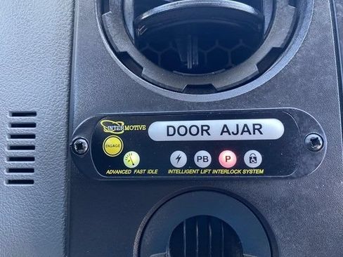 Used 2014 Ford F550 2WD Regular Cab Super Duty image 25