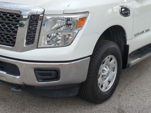 Used 2017 Nissan Titan SV image 10