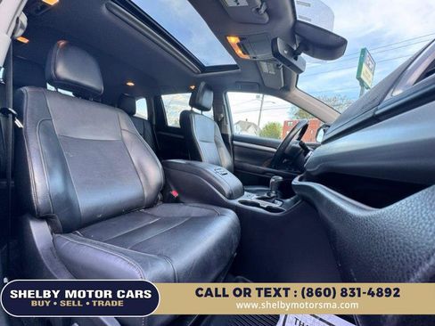 Used 2017 Toyota Highlander XLE AWD/4WD image 16