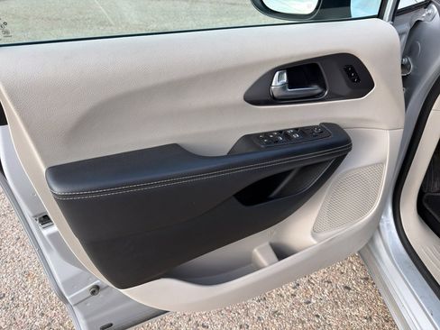 Used 2023 Chrysler Pacifica Touring-L image 24