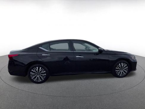 Used 2025 Nissan Altima 2.5 SV FWD image 16