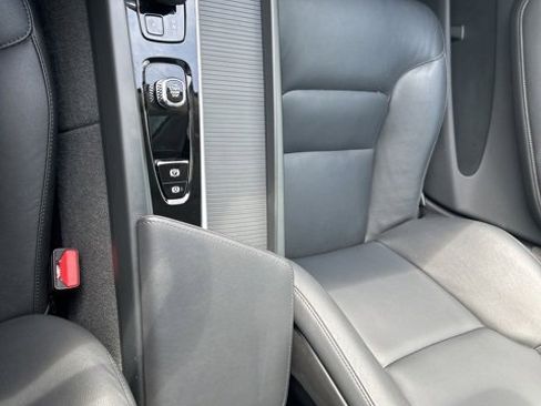 Used 2025 Volvo XC60 B5 Core image 25