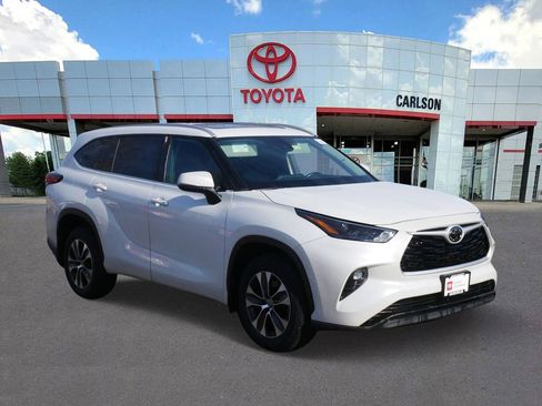 Used 2022 Toyota Highlander XLE image 2
