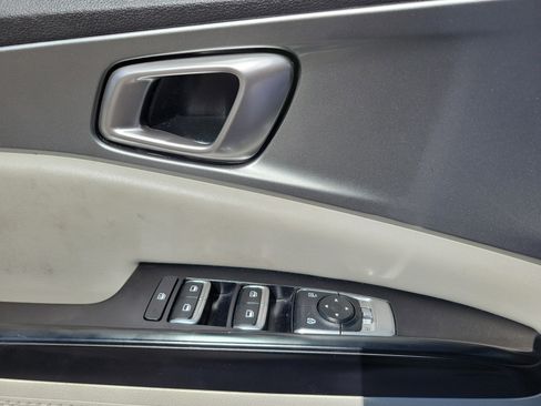 Used 2023 Kia Carnival LX image 7