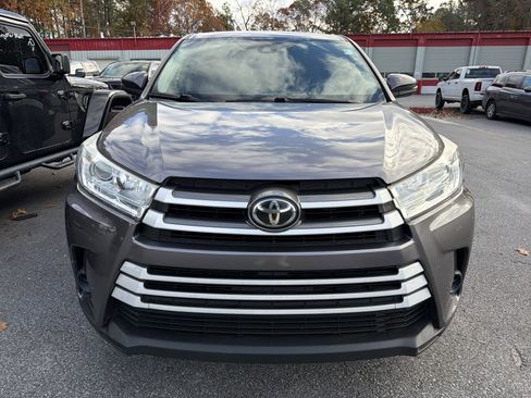 Used 2019 Toyota Highlander LE image 2