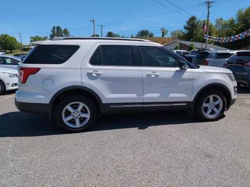 Used 2017 Ford Explorer XLT w/ Equipment Group 202A AWD/4WD image 6
