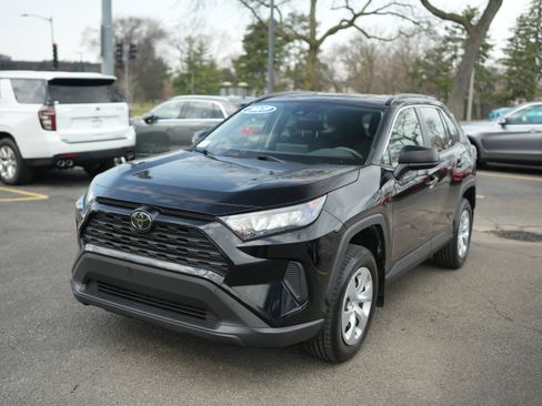 Used 2019 Toyota RAV4 LE image 4