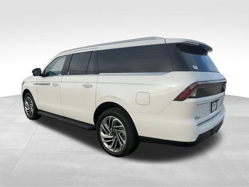 New 2026 Lincoln Navigator L Premier AWD/4WD image 6