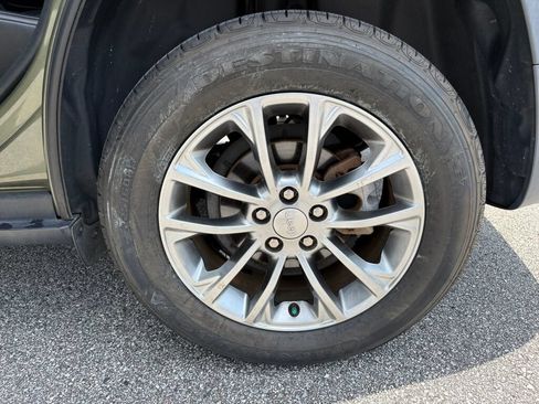 Used 2019 Jeep Cherokee Latitude Plus FWD image 32