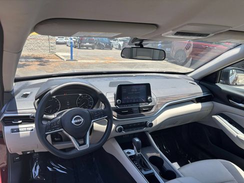 Used 2025 Nissan Altima 2.5 SV FWD image 29