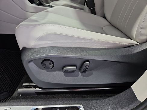 Certified 2024 Volkswagen Tiguan SE R-Line w/ MDO Package, Three-Row FWD image 17
