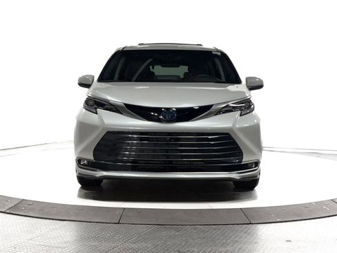 Certified 2023 Toyota Sienna Platinum image 2