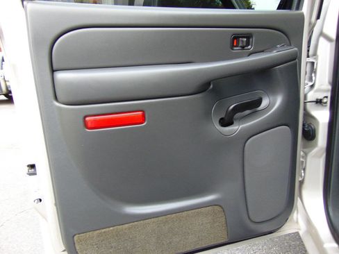 Used 2004 Chevrolet Silverado 2500 LT w/ Heavy-Duty Power Package image 44