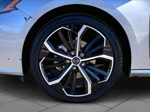 Used 2024 Nissan Altima 2.5 SR w/ SR Premium Package image 10