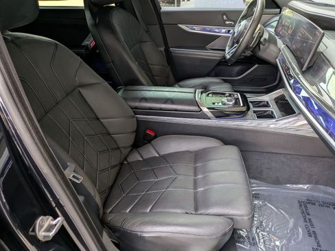Used 2023 BMW 740i w/ Parking Assistance Package image 27