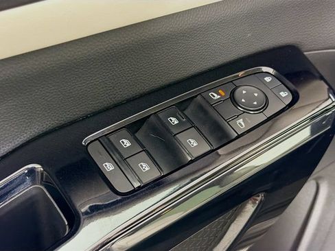 Used 2022 Nissan Pathfinder SV AWD/4WD image 24