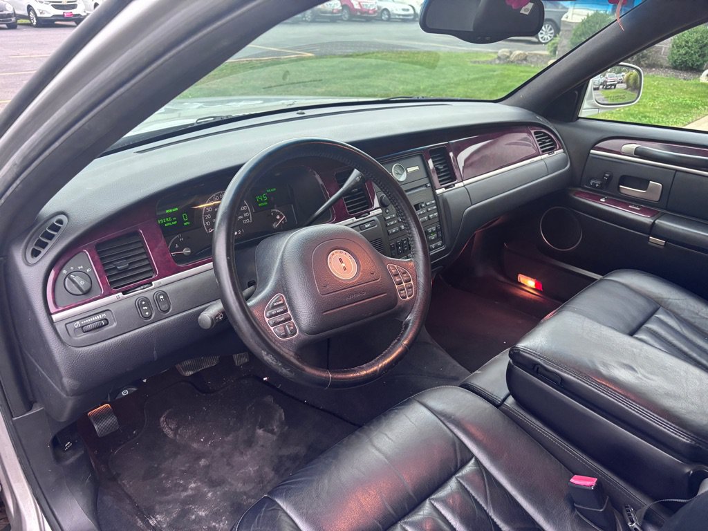 Used 2004 Lincoln Town Car Executive RWD image 14