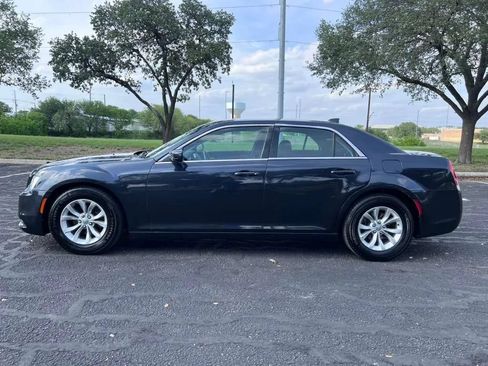 Used 2018 Chrysler 300 Touring RWD image 4