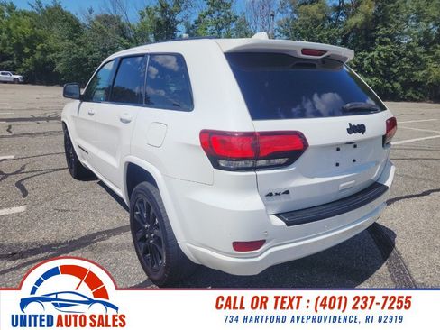 Used 2018 Jeep Grand Cherokee Altitude AWD/4WD image 3