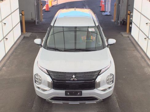 Used 2024 Mitsubishi Outlander SE image 2