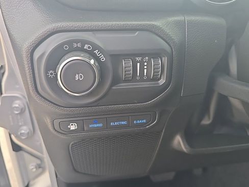 Used 2022 Jeep Wrangler Unlimited Sahara AWD/4WD image 15
