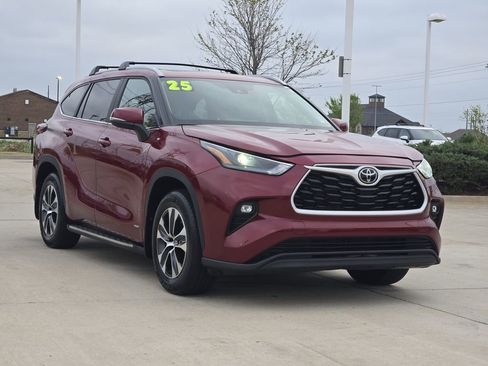 Used 2025 Toyota Highlander XLE image 3