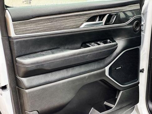 Used 2024 Jeep Wagoneer L Series III w/ Flexible Seating Group image 9