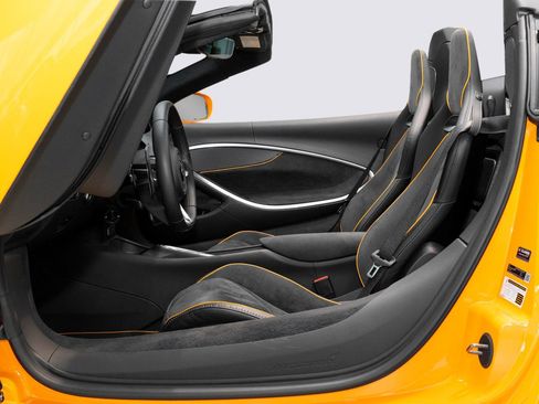 Used 2026 McLaren Artura Spider RWD image 15