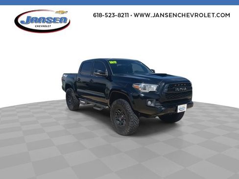Used 2017 Toyota Tacoma TRD Sport AWD/4WD image 3
