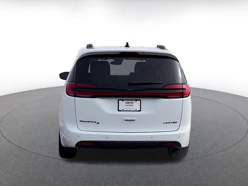 Used 2025 Chrysler Pacifica Limited image 12