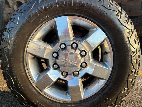 Used 2017 GMC Sierra 2500 SLE w/ SLE Fleet Preferred Package AWD/4WD image 9