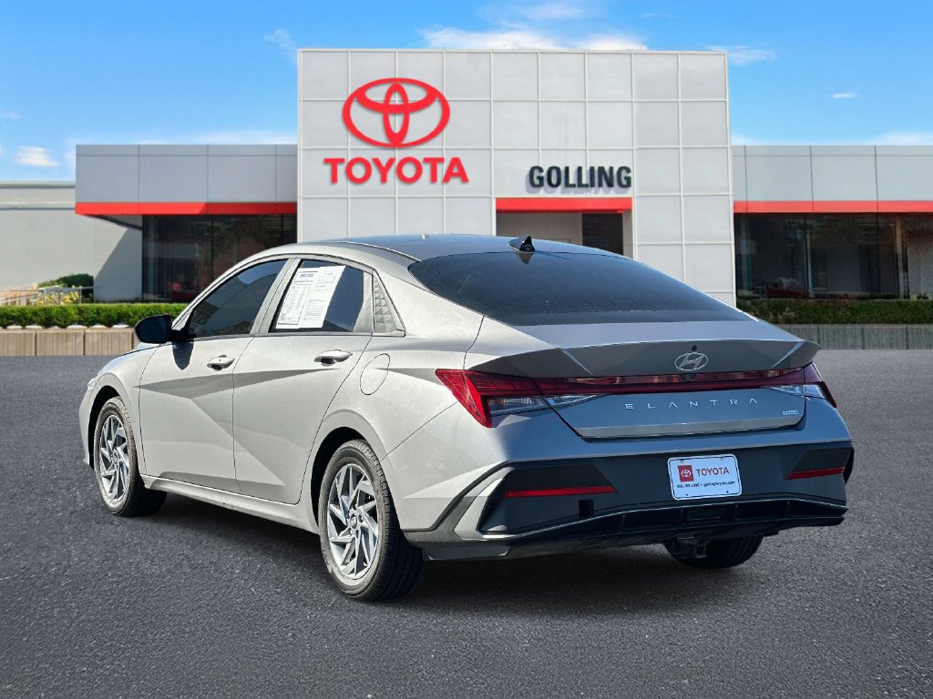 Used 2025 Hyundai Elantra Hybrid FWD image 4