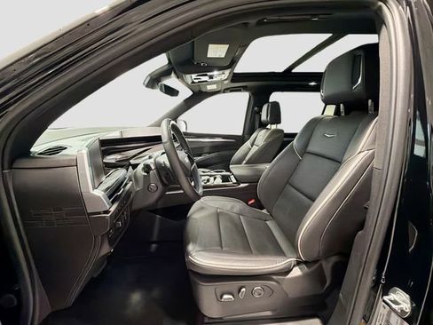 Certified 2025 Cadillac Escalade ESV Premium Luxury image 18