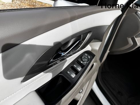 Used 2020 Chevrolet Traverse LT image 11