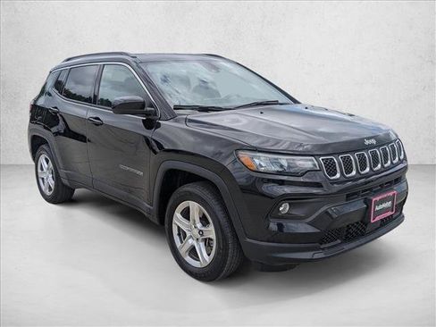 Used 2018 Jeep Compass Limited w/ Navigation Group FWD image 3