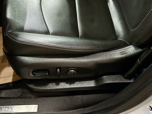 Used 2018 Chevrolet Equinox Premier image 19