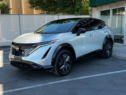 Used 2023 Nissan Ariya AWD image 2