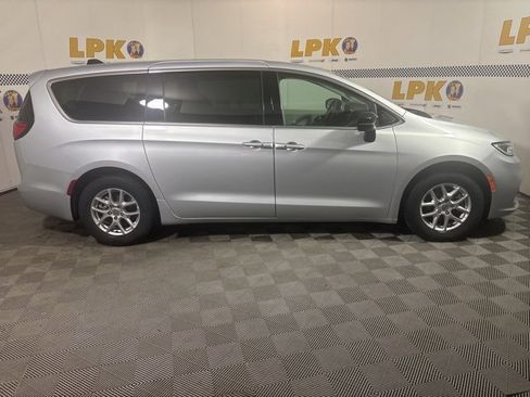 Used 2024 Chrysler Pacifica Touring-L image 2