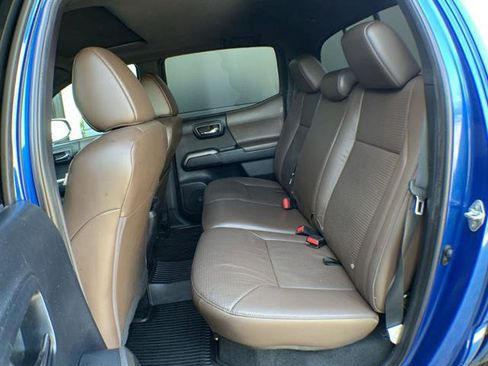 Used 2016 Toyota Tacoma Limited w/ Towing Package image 6