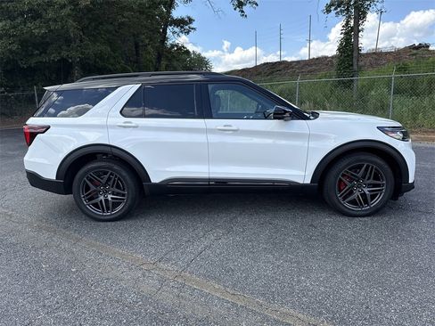 Used 2025 Ford Explorer ST image 8