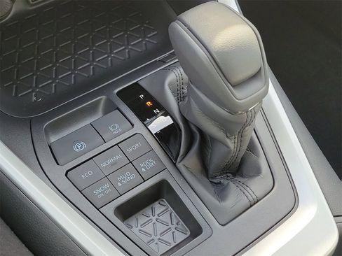 Used 2025 Toyota RAV4 XLE image 31