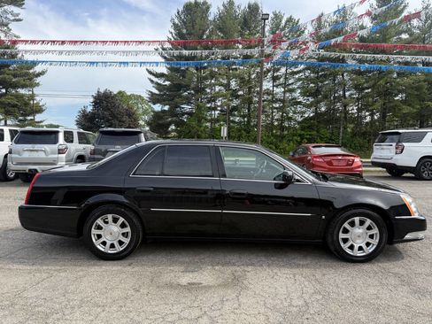 Used 2008 Cadillac DTS w/ Trunk Convenience Package FWD image 5